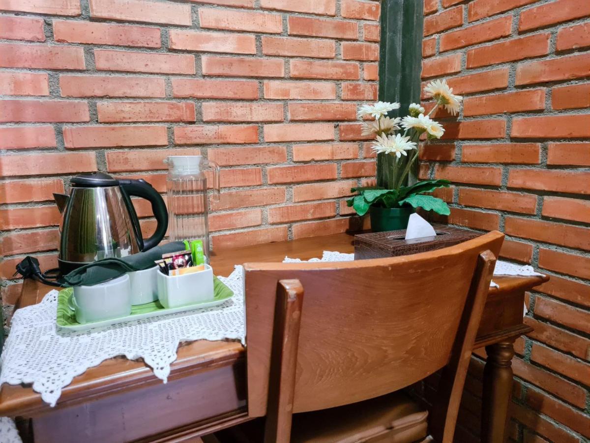 Ndalem Suryo Saptono Guest House Tugu エクステリア 写真