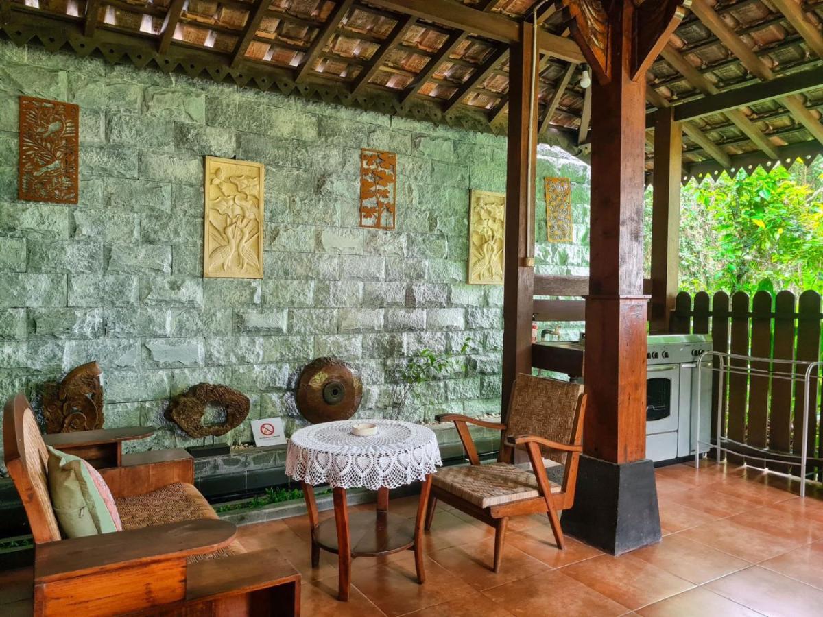 Ndalem Suryo Saptono Guest House Tugu エクステリア 写真