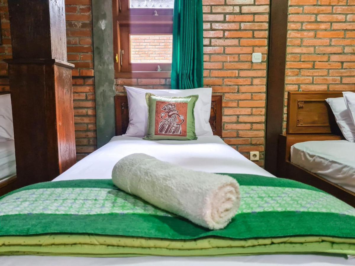Ndalem Suryo Saptono Guest House Tugu エクステリア 写真