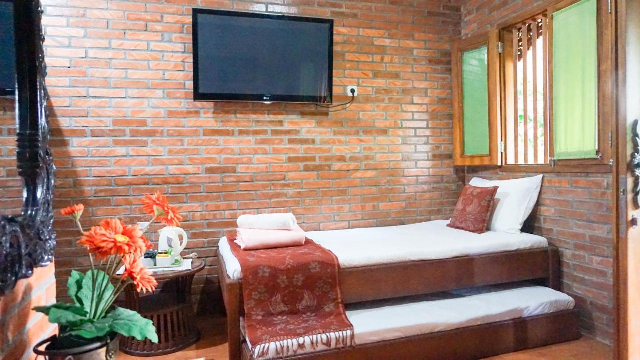 Ndalem Suryo Saptono Guest House Tugu エクステリア 写真