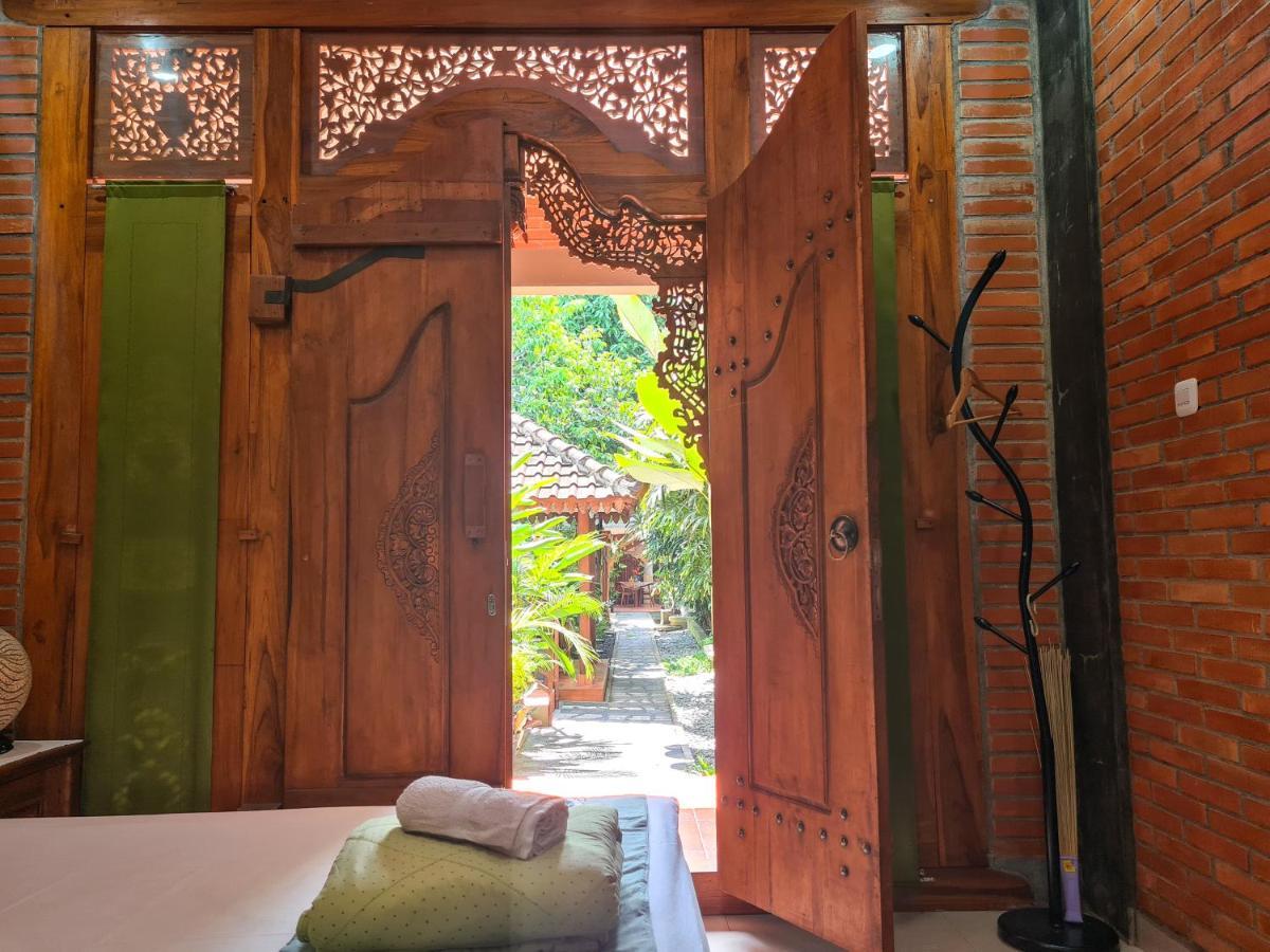 Ndalem Suryo Saptono Guest House Tugu エクステリア 写真
