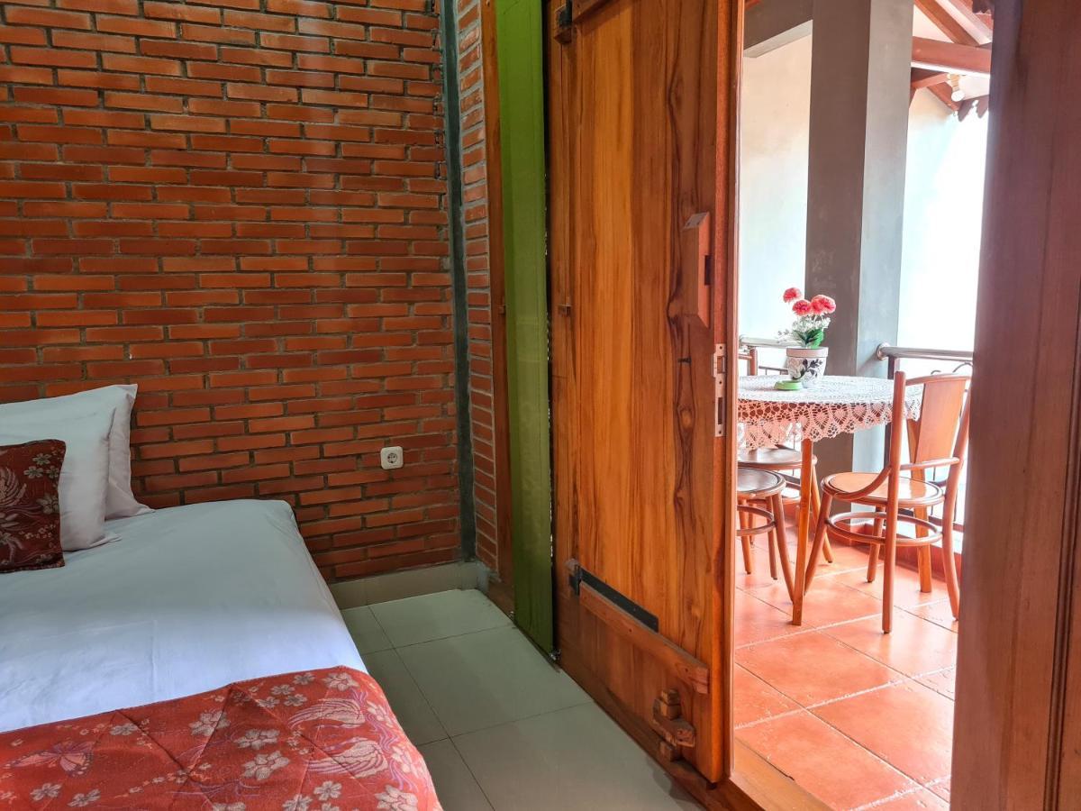 Ndalem Suryo Saptono Guest House Tugu エクステリア 写真