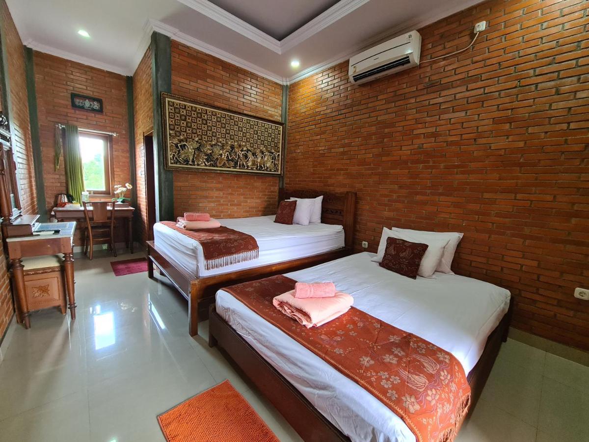 Ndalem Suryo Saptono Guest House Tugu エクステリア 写真
