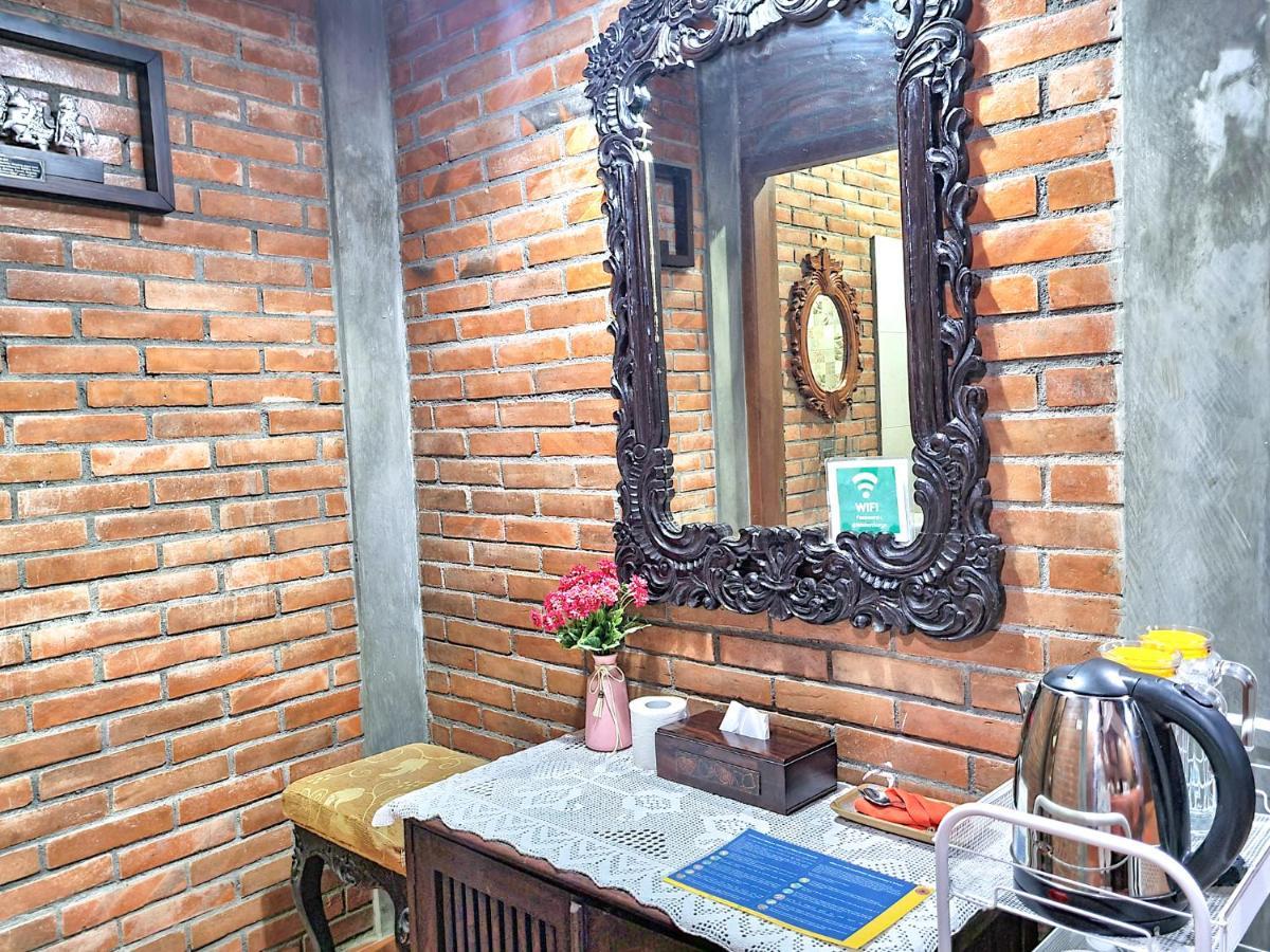 Ndalem Suryo Saptono Guest House Tugu エクステリア 写真